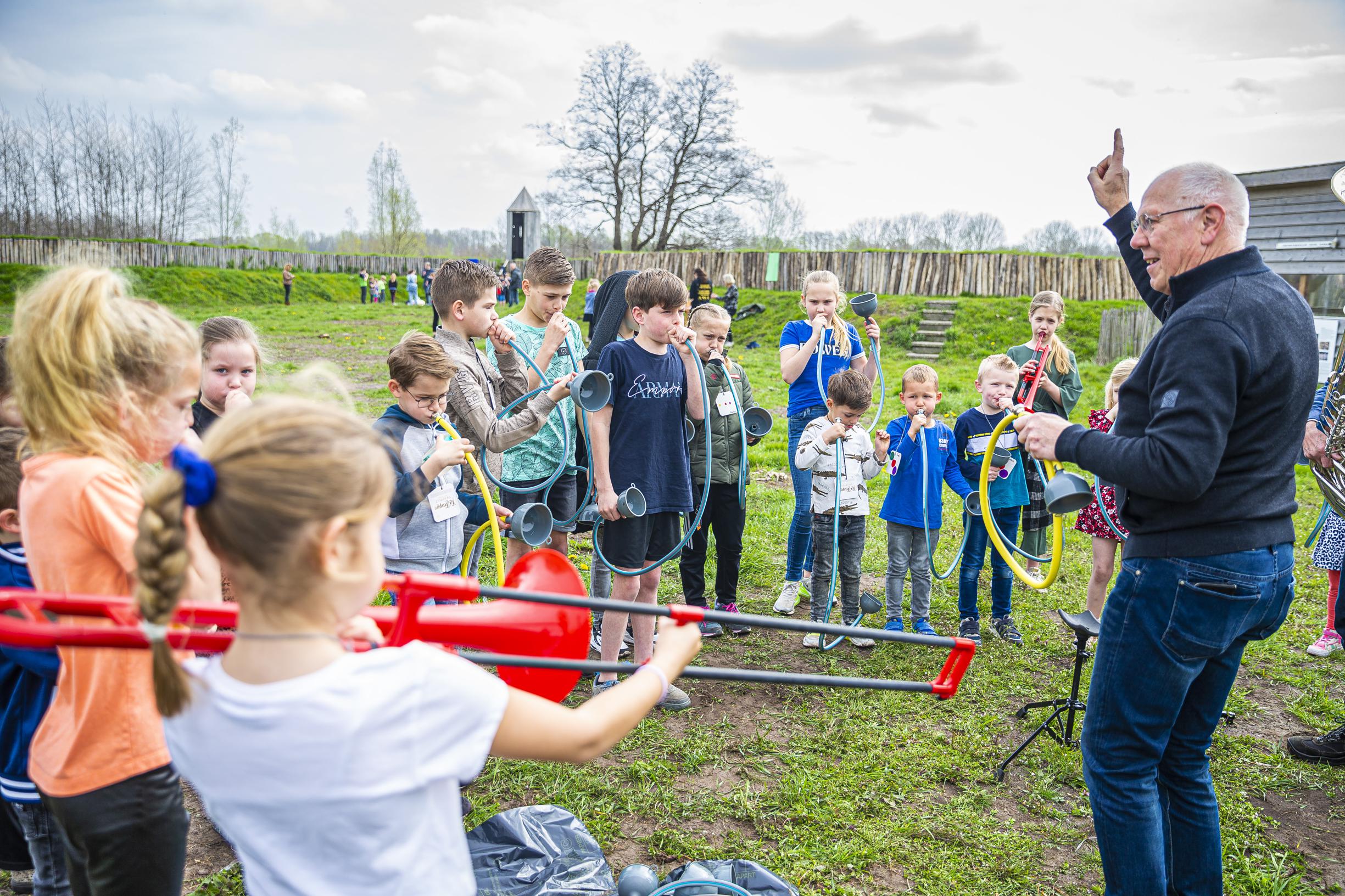 Jeugd van Merselo beleeft dans en muziek in historische boer...